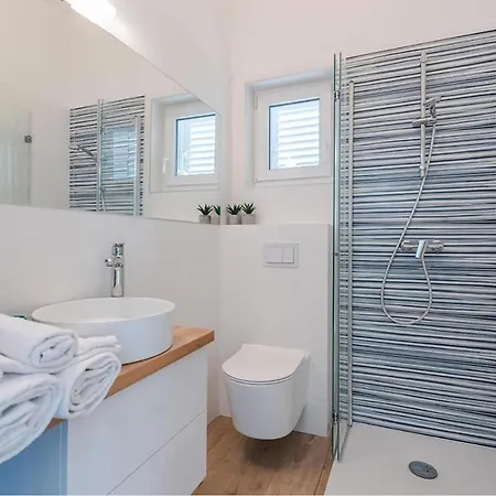 3 Bedroom Stunning In Casa vacanze Tkon